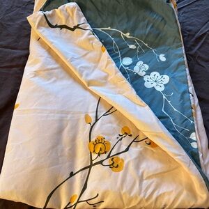 Queen sized, ultra-soft microfibre duvet cover and two pillowcases/shams.